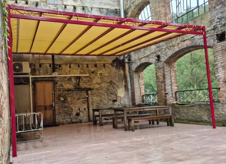 Pergolas à Montluçon - Pergola en acier thermolaqué avec une bâche tendue | AL Métallerie